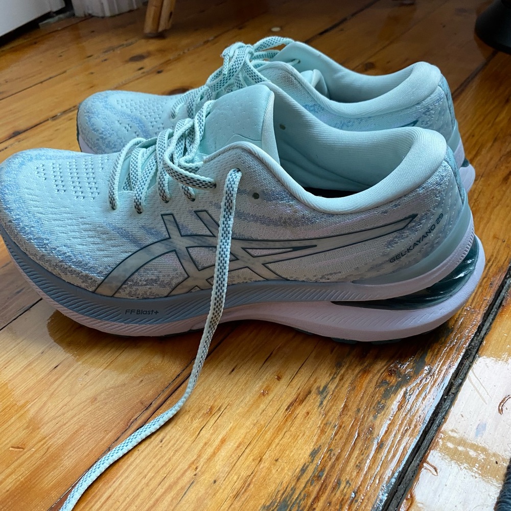 ASICS women’s Gel Kayano 29 only worn once!